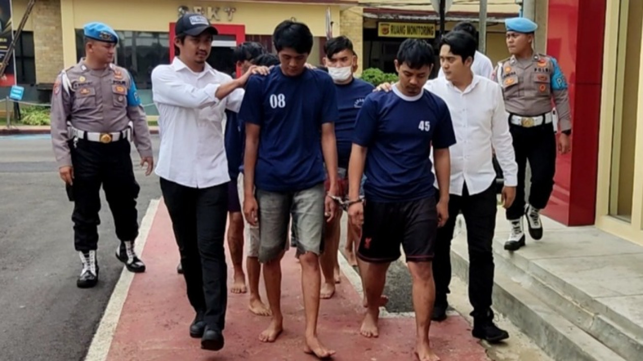 Polisi Tangkap 7 Tersangka Kasus Pengeroyokan Warga Hingga Terluka
            - galeri foto