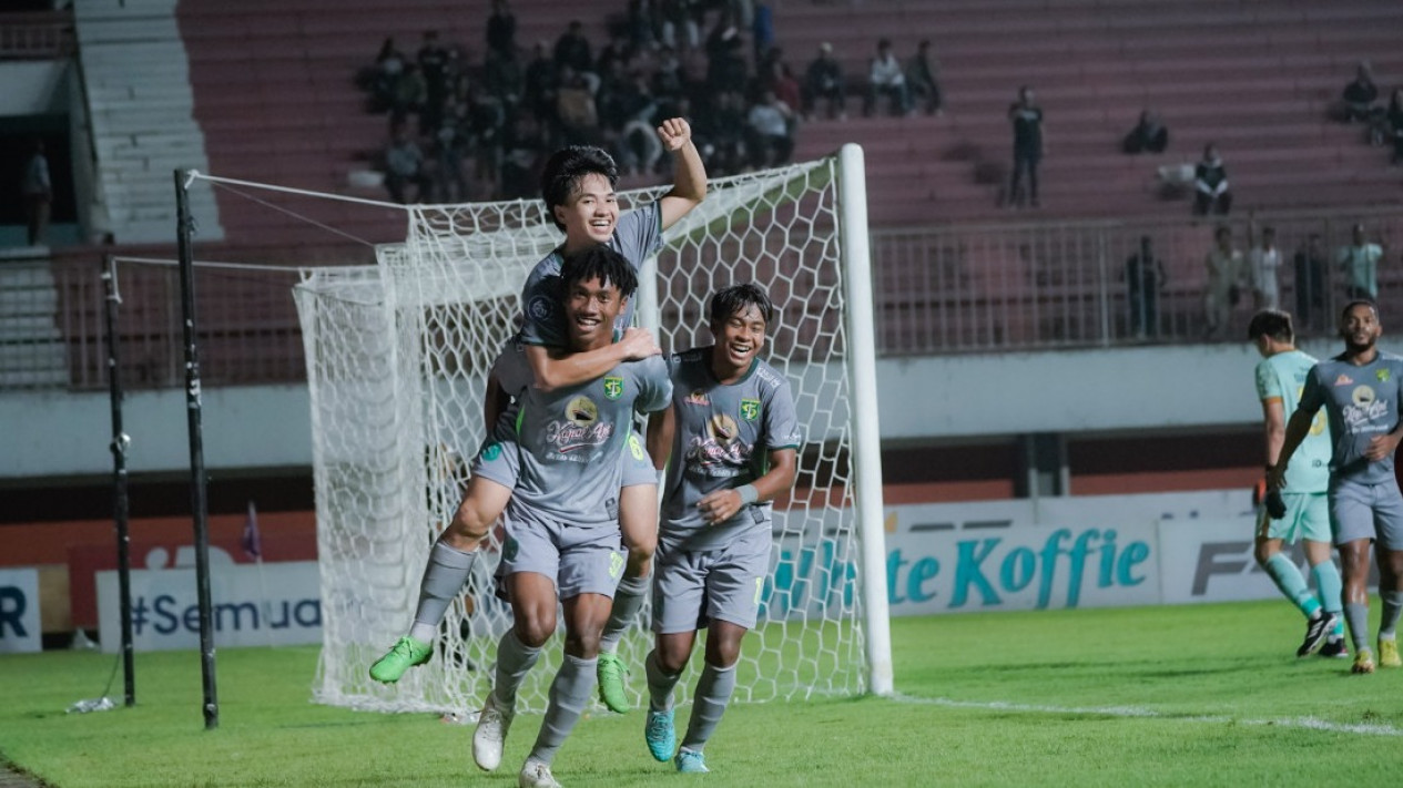 Pesan Penting Aji Santoso Jelang Duel Persebaya Vs Arema FC
            - galeri foto