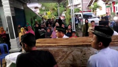 Isak Tangis Sambut Jenazah Suheri-Riani Korban Pembunuhan Mbah Slamet, Kakak Korban: Saya Tidak Menyangka dan Tidak Ada Firasat