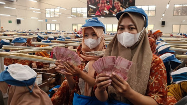 Ceria, Puluhan Ribu Buruh Pabrik Rokok di Kudus Ini Terima THR Lebih Awal