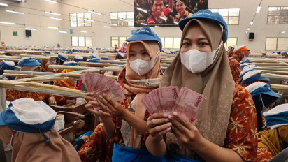 Ceria, Puluhan Ribu Buruh Pabrik Rokok di Kudus Ini Terima THR Lebih Awal