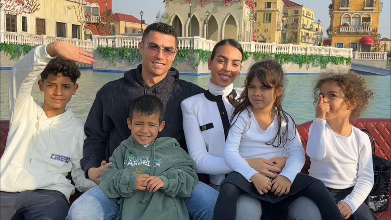 Ronaldo Beli Pesawat Baru dengan Harga Ratusan Miliar Rupiah
            - galeri foto