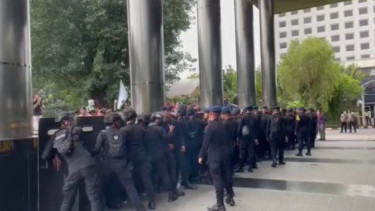 Tuntut Â Firli Bahuri Turun, Pedemo Lempar Telur dan Lepaskan Tikus Putih ke KPK