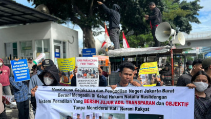 Sidang Perdana Advokat Natalia Rusli Digelar, Ramai-ramai Massa Geruduk PN Jakbar