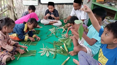Asyiknya Anak-anak di Pati Ngabuburit Sambil Bermain Dolanan Tradisional