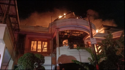 Kebakaran Landa Satu Unit Rumah di Jalan Buaran Regency, Damkar Jakarta Timur Terjunkan Belasan Mobil Damkar