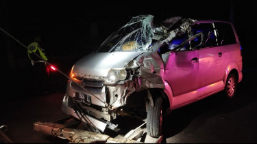 Minibus Tabrak Truk Tronton Parkir Sopir dan Tiga Penumpang Luka Parah, Polisi : Diduga Pengemudi minibus Ngantuk