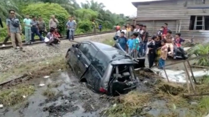 Mobilnya Ditabrak Kereta Api Hingga Terseret 30 Meter Satu Keluarga Berhasil Selamat