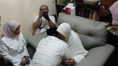Pulang ke Blitar, Anas Urbaningrum Sungkem ke Ibu