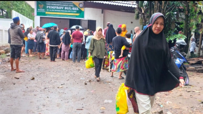Warga Serbu Bazar Murah di Kantor Gubernur Sulsel