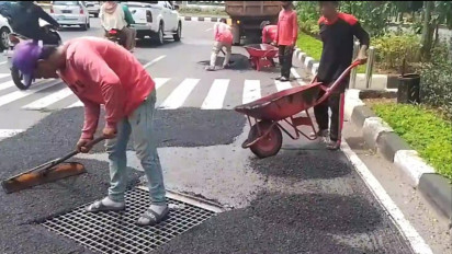 Jelang Arus Mudik, Pekerja Kebut Penambalan Lubang-Lubang Jalan di Semarang