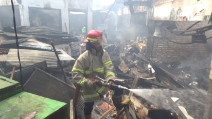 Pasca Pasar Tradisional Kamal Bangkalan Terbakar, Petugas Damkar Kembali Lakukan Pemadaman