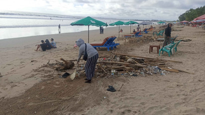 Wisatawan Keluhkan Banyak Sampah di Pantai Kuta Bali