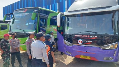 Antisipasi Kecelakaan Jelang Mudik Lebaran, Petugas Gabungan Uji Kelayakan Armada Bus di Kota Cimahi
