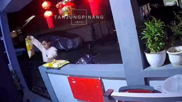 Viral, Sejumlah Remaja Mencuri Belasan Karung Beras Terekam CCTV
