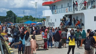 Membludak, Pemudik Nekat Melompat ke Atas Kapal Sebelum Sandar di Dermaga