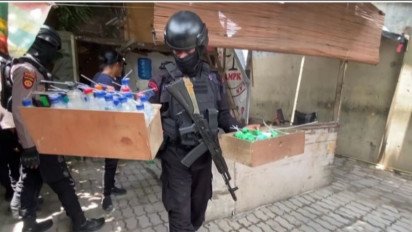 Detik-detik Polisi Dilempari Batu saat Gerebek Judi dan narkoba di Deli Serdang