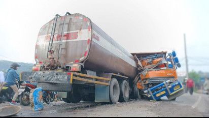 Adu Banteng Truk Pasir vs Truk Kecap di Sukabumi, Lalu Lintas Macet Total