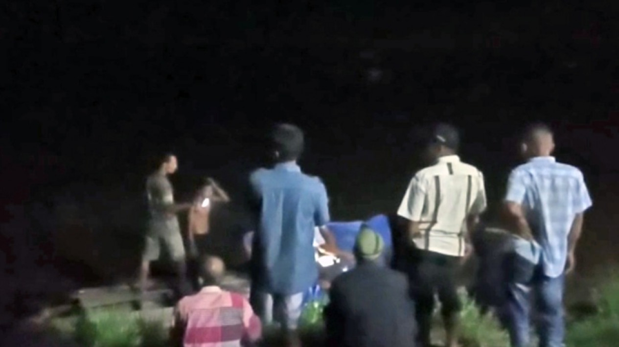 Sampan Bocor, Seorang Remaja Hanyut Terbawa Arus Sungai Bilah
            - galeri foto