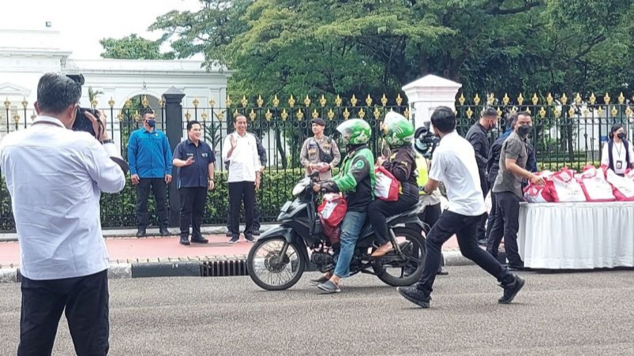 Pengemudi Ojek Kaget, Presiden Jokowi Bagi-Bagi Sembako di Depan Istana Merdeka
            - galeri foto