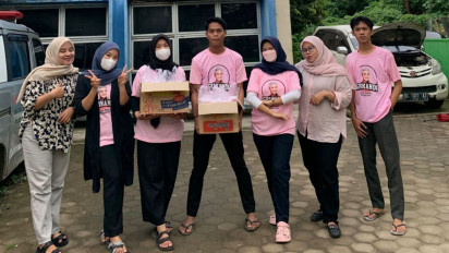 Meriahkan Ramadhan Srikandi Ganjar Sumsel Membagikan Takjil Bareng Mahasiswa