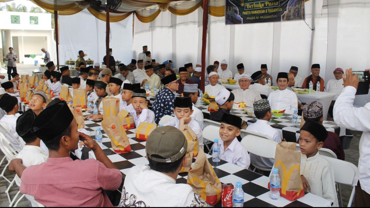 Buka Puasa Bersama Ratusan Anak Yatim, Wakapoldasu: Kapolsek Dekatkanlah Dirimu dengan Wargamu
            - galeri foto