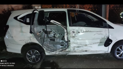 Truk Muatan Pasir Oleng, Tabrak 2 Mobil dan 2 Kios Pedagang Pisang di Pakis, Malang