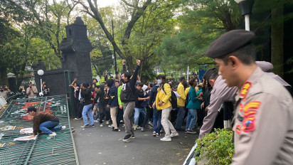 Unjuk Rasa Mahasiswa Tolak UU Ciptaker di Pemprov Jateng Berakhir Ricuh