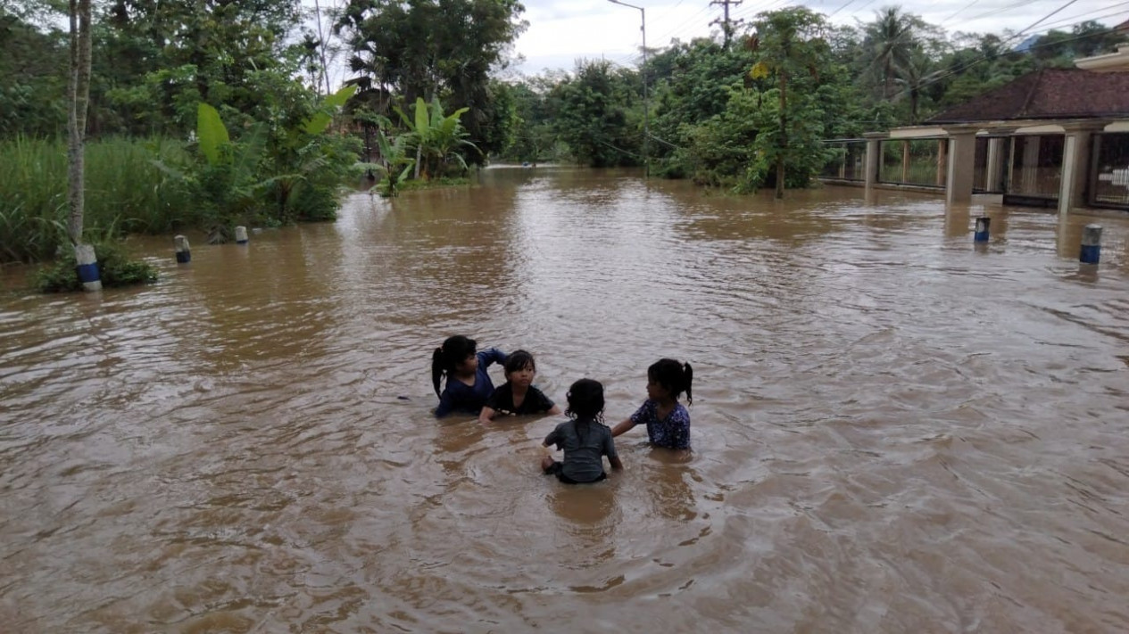 Hujan Lebat Mengguyur Jember, Ratusan Rumah Terendam Banjir
            - galeri foto