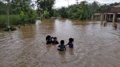 Hujan Lebat Mengguyur Jember, Ratusan Rumah Terendam Banjir