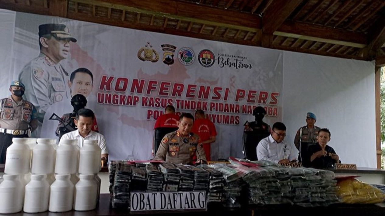 Ditemukan Psikotropika Harga Ratusan Juta, Polresta Banyumas Bongkar Industri Rumahan Tembakau Sintetis
            - galeri foto