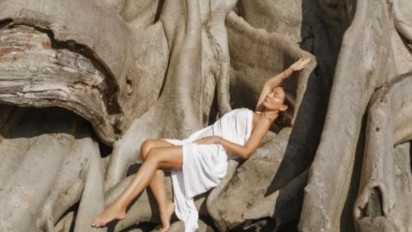 Penampakan Aksi Bule Rusia Pose Foto Bugil di Pohon Suci Bali, Imigrasi: untuk Seni