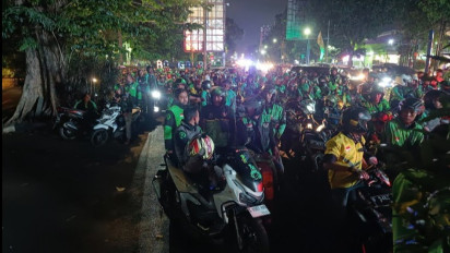 Malam-malam Warga Bogor Antre Sembako dan Amplop Rp100 Ribu dari Jokowi