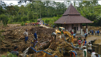 Banjir Bandang Terjang Kawasan Ngantang Malang, Lahan Pertanian Warga Terendam Lumpur dan Kayu Batangan