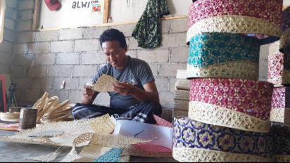 Momen Ramadhan, Pesanan Kerajinan Peci Bambu atau Songkok di Banyuwangi Laris Manis