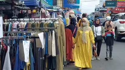 Jelang Lebaran Pusat Pertokoan di Tasikmalaya Ramai Dipadati Masyarakat, Pedagang Pakaian Musiman Ketiban Untung