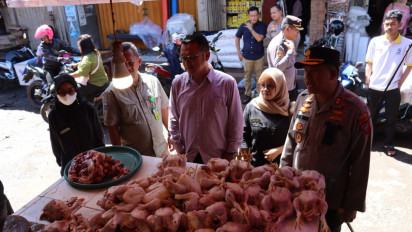 Polisi Cek Ketersediaan Bahan Pokok di Pasar Palabuhanratu Sukabumi
