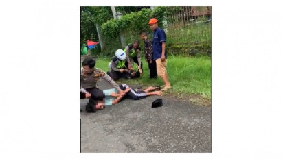 Viral, Polisi Menangkap Remaja Tidak Pakai Helm Dengan Menekan Leher Pelaku