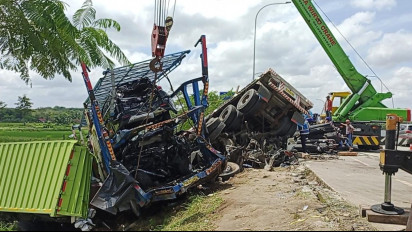 Kendaraan yang Terlibat Kecelakaan Maut di Tol Semarang-Solo Dievakuasi
