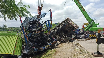 Evakuasi Kendaraan Kecelakaan Maut di Tol Semarang-Solo Berlangsung Lama, Gunakan 2 Crane