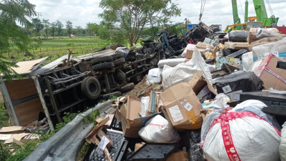 Foto-Foto Penampakan Ribuan Bal Paket Kiriman Perusahan Ekspedisi yang Ikut Jadi Korban Kecelakaan di Tol Semarang-Solo