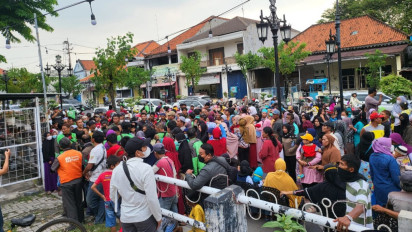 Ratusan Warga di Gresik Berdesak-desakkan Berebut Paket Sembako yang Dibagikan HIPMI