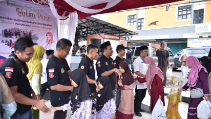 Jelang Lebaran, Para Sopir Rental di Kebumen Berbagi Sembako kepada Kaum Duafa