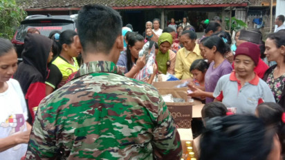Jelang Lebaran, Warga Lereng Merbabu Boyolali Dapat Bantuan Baju Bekas Pantas Pakai dan Sembako