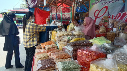 Jelang Lebaran Penjual Kue Kering Mulai Diburu Warga, Selain Praktis Harga Terjangkau