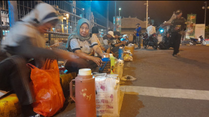 Ramai Pemudik, Pedagang Asongan Hingga Jasa Pijat di Penyeberangan Selat Bali Panen Untung
