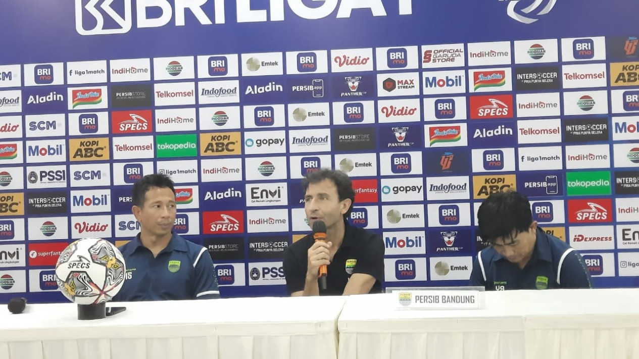 Luis Milla Angkat Tangan Setelah Kalah Telak 1-4 dari Persikabo 1973, Sebut Permainan Persib Bandung Bikin Stres
            - galeri foto