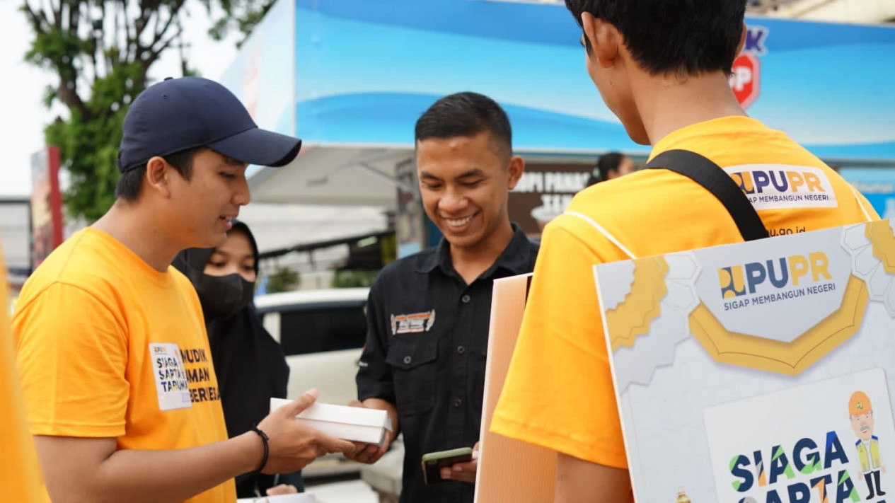 Jelang Lebaran 1444H, Kementerian PUPR Cek Kondisi Jalan Arus Mudik Sambil Berbagi Takjil di Rest Area KM 57
            - galeri foto