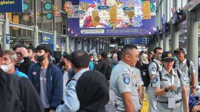 H-6 Lebaran, Stasiun Pasar Senen Kebanjiran Pemudik 2 Kali Lipat Lebih