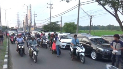 Peduli dengan Sesama, Pegiat Lokomotif di Bangkalan, Madura, Berbagi Takjil Jelang Buka Puasa